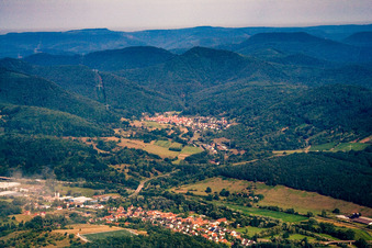Vue aérienne de Du sud-est à le quartier Gräfenhausen in Annweiler am Trifels dans le département Rhénanie-Palatinat, Allemagne
