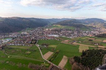 Vue aérienne de Zell am Harmersbach dans le département Bade-Wurtemberg, Allemagne