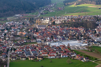 Vue aérienne de Vue des rues et des maisons dans les quartiers résidentiels à Zell am Harmersbach dans le département Bade-Wurtemberg, Allemagne