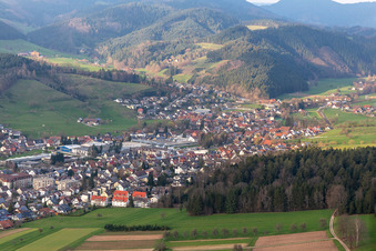 Vue aérienne de Zell am Harmersbach dans le département Bade-Wurtemberg, Allemagne