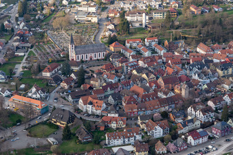 Vue aérienne de Quartier de la vieille ville et centre-ville à Zell am Harmersbach dans le département Bade-Wurtemberg, Allemagne
