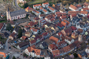 Vue aérienne de Quartier de la vieille ville et centre-ville à Zell am Harmersbach dans le département Bade-Wurtemberg, Allemagne