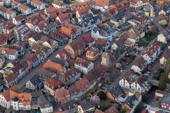 Vue aérienne de Centre historique avec hôtel de ville à Zell am Harmersbach dans le département Bade-Wurtemberg, Allemagne
