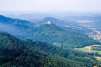 Vue oblique de Château de Trifels à Annweiler am Trifels dans le département Rhénanie-Palatinat, Allemagne