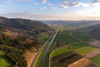 Vue aérienne de Zones riveraines le long de la rivière Kinzig à Bergach à le quartier Schwaibach in Gengenbach dans le département Bade-Wurtemberg, Allemagne