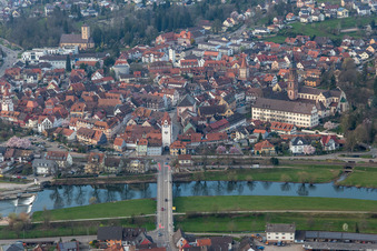 Vue aérienne de Bâtiment de la tour Kinzigtorturm Vestiges de l'ancien mur d'enceinte historique de la ville à le quartier Einach in Gengenbach dans le département Bade-Wurtemberg, Allemagne