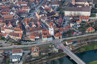Vue aérienne de Bâtiment de la tour Kinzigtorturm Vestiges de l'ancien mur d'enceinte historique de la ville à le quartier Einach in Gengenbach dans le département Bade-Wurtemberg, Allemagne