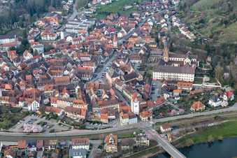 Vue aérienne de Les rives de la Kinzig à le quartier Einach in Gengenbach dans le département Bade-Wurtemberg, Allemagne