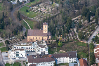 Vue aérienne de Église catholique Saint-Martin à Gengenbach dans le département Bade-Wurtemberg, Allemagne