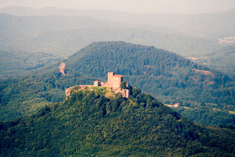 Vue aérienne de Trifels de l'ouest à le quartier Bindersbach in Annweiler am Trifels dans le département Rhénanie-Palatinat, Allemagne