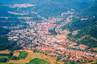Vue aérienne de De l'est à Annweiler am Trifels dans le département Rhénanie-Palatinat, Allemagne