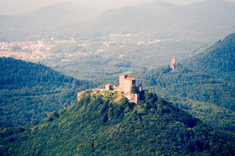 Vue aérienne de Complexe du château de Trifels à Annweiler am Trifels dans le département Rhénanie-Palatinat, Allemagne