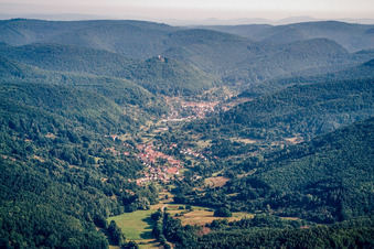Vue aérienne de Dernbachtal avec Ramburg à Ramberg dans le département Rhénanie-Palatinat, Allemagne