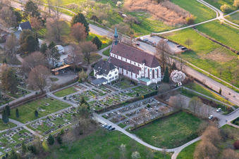 Vue aérienne de Cimetière de l'église de Weingarten à le quartier Zell in Offenburg dans le département Bade-Wurtemberg, Allemagne