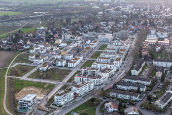 Vue aérienne de Chantier de construction d'un nouveau quartier résidentiel dans le lotissement de maisons mitoyennes Im Seidenfaden à Offenburg dans le département Bade-Wurtemberg, Allemagne