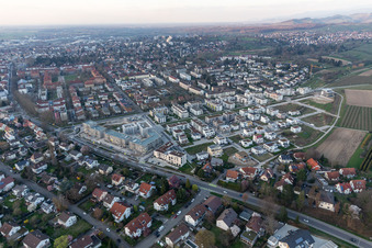 Chantier de construction d'un nouveau quartier résidentiel dans le lotissement de maisons mitoyennes Im Seidenfaden à Offenburg dans le département Bade-Wurtemberg, Allemagne d'en haut