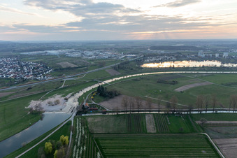 Vue aérienne de Kinzig devant le lac Gifiz à le quartier Elgersweier in Offenburg dans le département Bade-Wurtemberg, Allemagne