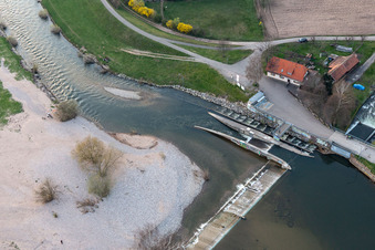 Vue aérienne de Barrage sur les rives de la rivière Kinzig avec aire de repos Am großen Deich à le quartier Elgersweier in Offenburg dans le département Bade-Wurtemberg, Allemagne