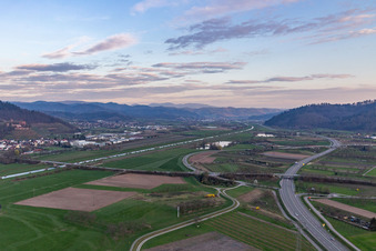 Vue aérienne de Zones riveraines le long de la rivière Kinzig à Ohlsbach dans le département Bade-Wurtemberg, Allemagne