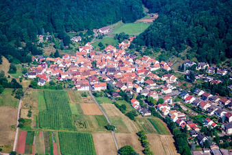 Vue aérienne de De l'est à le quartier Gräfenhausen in Annweiler am Trifels dans le département Rhénanie-Palatinat, Allemagne