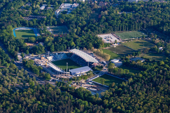 Vue aérienne de Chantier d'agrandissement et de reconstruction du complexe sportif du stade KSC « Wildparkstadion » à le quartier Innenstadt-Ost in Karlsruhe dans le département Bade-Wurtemberg, Allemagne