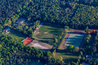 Vue aérienne de DJK Karlsruhe Ost 1912 eV., FC Fackel Karlsruhe eV à le quartier Oststadt in Karlsruhe dans le département Bade-Wurtemberg, Allemagne