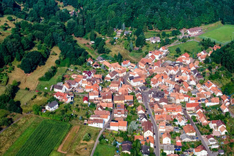 Vue aérienne de Vue sur le village à le quartier Gräfenhausen in Annweiler am Trifels dans le département Rhénanie-Palatinat, Allemagne