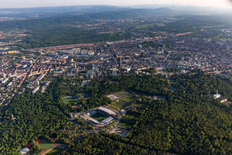 Vue aérienne de Chantier d'agrandissement et de reconstruction du complexe sportif du stade KSC « Wildparkstadion » à le quartier Innenstadt-Ost in Karlsruhe dans le département Bade-Wurtemberg, Allemagne