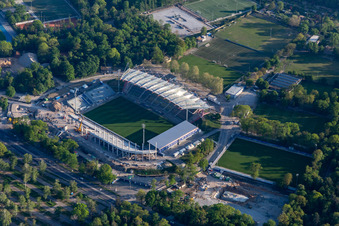 Photographie aérienne de Chantier d'agrandissement et de reconstruction du complexe sportif du stade KSC « Wildparkstadion » à le quartier Innenstadt-Ost in Karlsruhe dans le département Bade-Wurtemberg, Allemagne