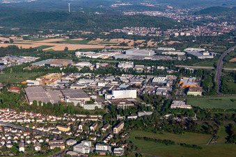 Vue aérienne de Zone industrielle An der Tagweide avec Würth, Mömax, BAMF, Pfizer, Hegele à le quartier Hagsfeld in Karlsruhe dans le département Bade-Wurtemberg, Allemagne