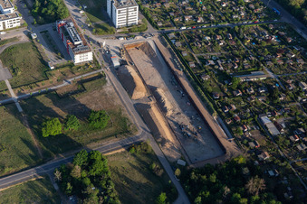 Vue aérienne de Chantier de construction dans le parc technologique à le quartier Rintheim in Karlsruhe dans le département Bade-Wurtemberg, Allemagne
