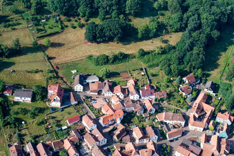 Vue aérienne de Hügelstr à le quartier Gräfenhausen in Annweiler am Trifels dans le département Rhénanie-Palatinat, Allemagne