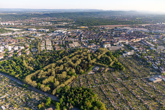 Vue aérienne de Association de jardins familiaux et cimetière principal de Hagsfelder Allee à le quartier Oststadt in Karlsruhe dans le département Bade-Wurtemberg, Allemagne