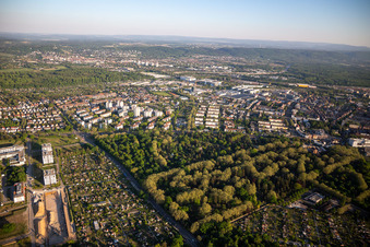 Vue aérienne de Cimetière principal vu du nord-est à le quartier Oststadt in Karlsruhe dans le département Bade-Wurtemberg, Allemagne
