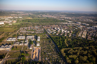 Vue aérienne de Emmy-Noether-Straße avec le parc technologique Karlsruhe et l'association de jardins familiaux Hirtenweg eV à le quartier Rintheim in Karlsruhe dans le département Bade-Wurtemberg, Allemagne