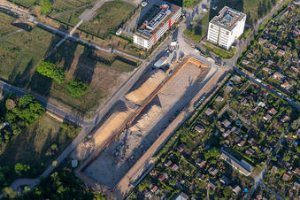 Vue aérienne de Chantier de construction dans le parc technologique à le quartier Rintheim in Karlsruhe dans le département Bade-Wurtemberg, Allemagne
