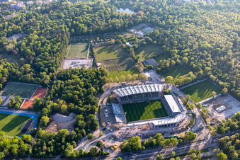 Vue oblique de Chantier d'agrandissement et de reconstruction du complexe sportif du stade KSC « Wildparkstadion » à le quartier Innenstadt-Ost in Karlsruhe dans le département Bade-Wurtemberg, Allemagne