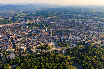 Vue aérienne de Parc du Château de la Cité en Éventail Karlsruhe à le quartier Innenstadt-West in Karlsruhe dans le département Bade-Wurtemberg, Allemagne