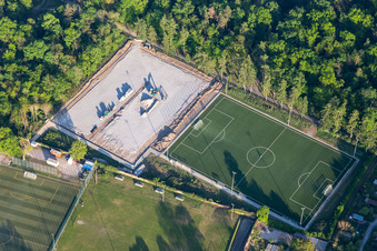 Vue aérienne de Terrains de sport sur Ahaweg à le quartier Innenstadt-Ost in Karlsruhe dans le département Bade-Wurtemberg, Allemagne