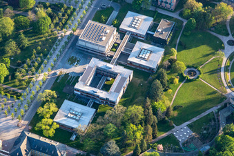 Vue aérienne de Complexe judiciaire de la « Cour constitutionnelle fédérale » dans le Schlossbezirk à le quartier Innenstadt-West in Karlsruhe dans le département Bade-Wurtemberg, Allemagne