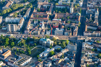Vue aérienne de Complexe judiciaire de la Cour fédérale de justice à le quartier Innenstadt-West in Karlsruhe dans le département Bade-Wurtemberg, Allemagne