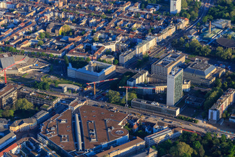 Vue aérienne de Ettlinger Tor avec ETC et Badisches Staatstheater à le quartier Innenstadt-West in Karlsruhe dans le département Bade-Wurtemberg, Allemagne