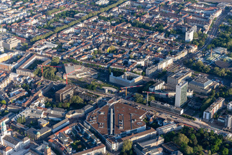 Photographie aérienne de Ettlinger Tor avec ETC et Badisches Staatstheater à le quartier Innenstadt-West in Karlsruhe dans le département Bade-Wurtemberg, Allemagne