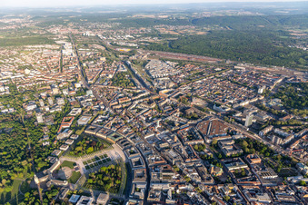Vue aérienne de Parc du Château de la Cité en Éventail Karlsruhe à le quartier Innenstadt-Ost in Karlsruhe dans le département Bade-Wurtemberg, Allemagne