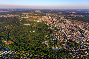 Vue aérienne de Adenauerring dans le Hardtwald et faites le tour du parc du château de la ville en forme d'éventail à le quartier Innenstadt-West in Karlsruhe dans le département Bade-Wurtemberg, Allemagne