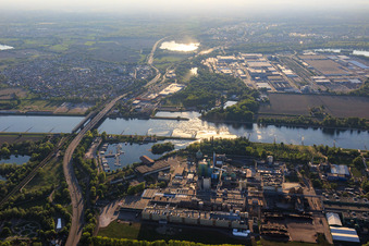 Vue aérienne de Pont du Rhin rénové vers Wörth et port de plaisance du Motorboat Club Karlsruhe eV à le quartier Knielingen in Karlsruhe dans le département Bade-Wurtemberg, Allemagne