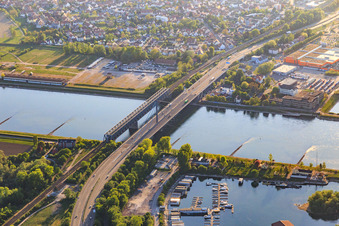 Vue aérienne de Pont du Rhin rénové vers Wörth et port de plaisance du Motorboat Club Karlsruhe eV à le quartier Knielingen in Karlsruhe dans le département Bade-Wurtemberg, Allemagne