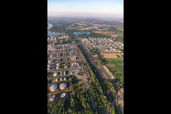 Vue aérienne de Voies ferrées de fret de la raffinerie d'huile minérale MIRO d'Oberrhein à le quartier Knielingen in Karlsruhe dans le département Bade-Wurtemberg, Allemagne
