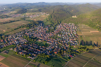 Vue oblique de Château de Landeck à Klingenmünster dans le département Rhénanie-Palatinat, Allemagne