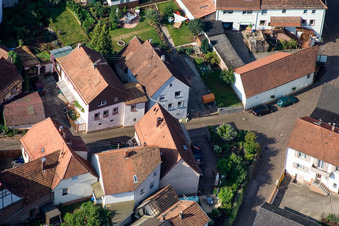 Vue aérienne de Krummgasse à le quartier Gräfenhausen in Annweiler am Trifels dans le département Rhénanie-Palatinat, Allemagne